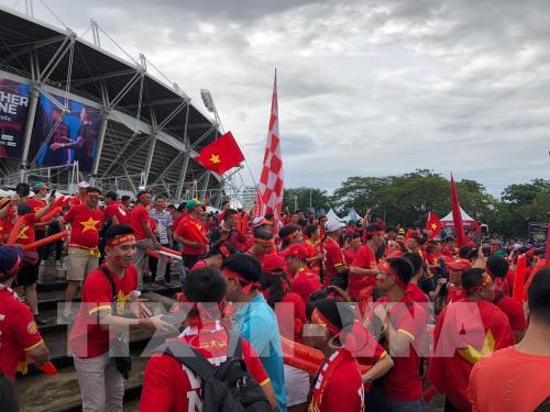 Cổ động viên Việt Nam đến Sân vận động Thammasat tiếp lửa cho đội tuyển