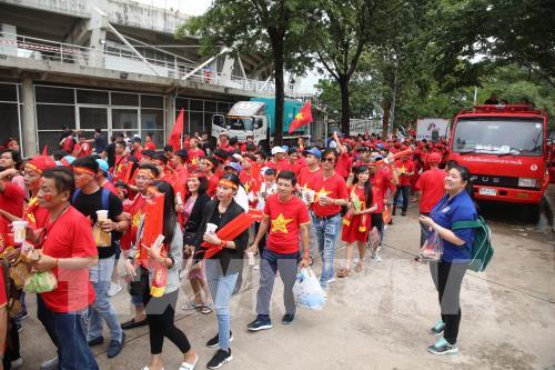 Cổ động viên Việt Nam đến Sân vận động Thammasat tiếp lửa cho đội tuyển