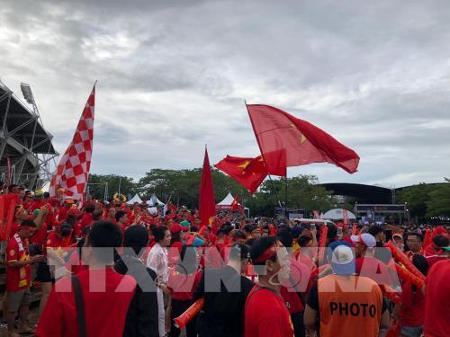 Cổ động viên Việt Nam đến Sân vận động Thammasat tiếp lửa cho đội tuyển