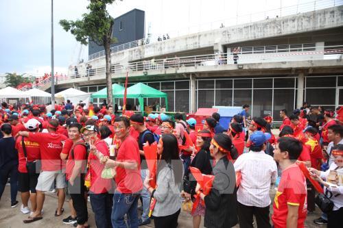 Cổ động viên Việt Nam đến Sân vận động Thammasat tiếp lửa cho đội tuyển