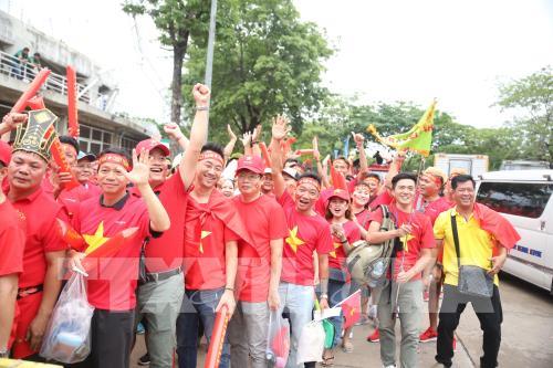 Cổ động viên Việt Nam đến Sân vận động Thammasat tiếp lửa cho đội tuyển