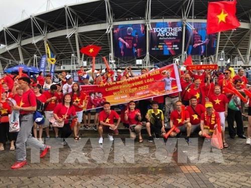 Cổ động viên Việt Nam đến Sân vận động Thammasat tiếp lửa cho đội tuyển