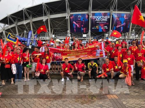 Cổ động viên Việt Nam đến Sân vận động Thammasat tiếp lửa cho đội tuyển