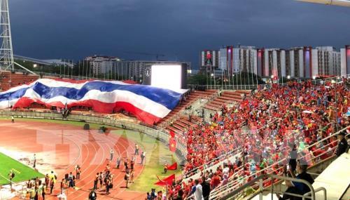 Cổ động viên Việt Nam đến Sân vận động Thammasat tiếp lửa cho đội tuyển