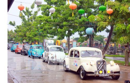 Độc đáo màn trình diễn xe cổ tại thành phố Hội An