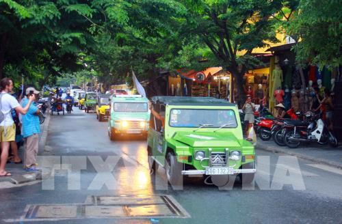 Độc đáo màn trình diễn xe cổ tại thành phố Hội An