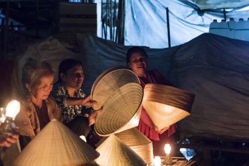 Độc đáo phiên chợ họp bằng đèn dầu có một không hai