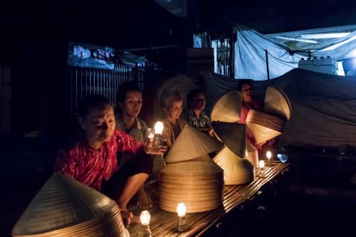 Độc đáo phiên chợ họp bằng đèn dầu có một không hai