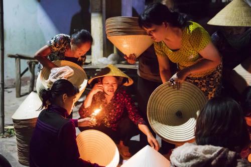 Độc đáo phiên chợ họp bằng đèn dầu có một không hai