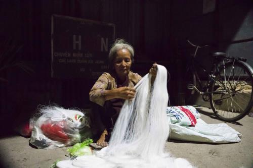 Độc đáo phiên chợ họp bằng đèn dầu có một không hai