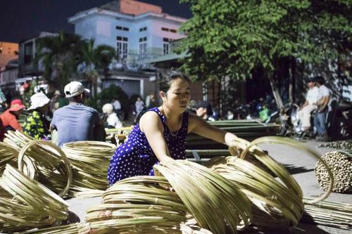 Độc đáo phiên chợ họp bằng đèn dầu có một không hai