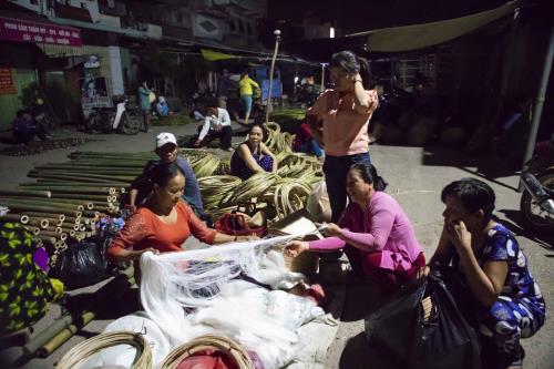 Độc đáo phiên chợ họp bằng đèn dầu có một không hai