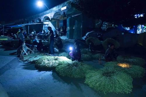 Độc đáo phiên chợ họp bằng đèn dầu có một không hai