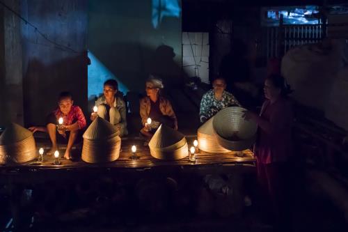 Độc đáo phiên chợ họp bằng đèn dầu có một không hai