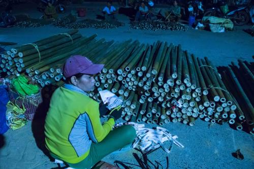 Độc đáo phiên chợ họp bằng đèn dầu có một không hai