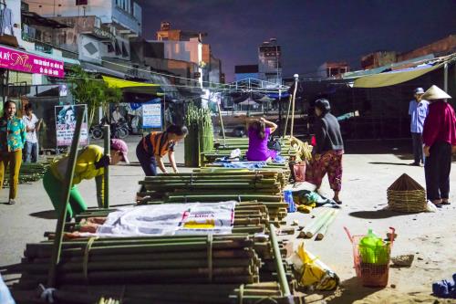 Độc đáo phiên chợ họp bằng đèn dầu có một không hai
