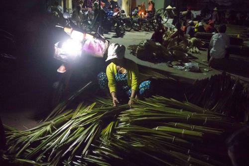 Độc đáo phiên chợ họp bằng đèn dầu có một không hai