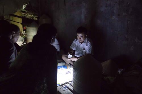 Độc đáo phiên chợ họp bằng đèn dầu có một không hai