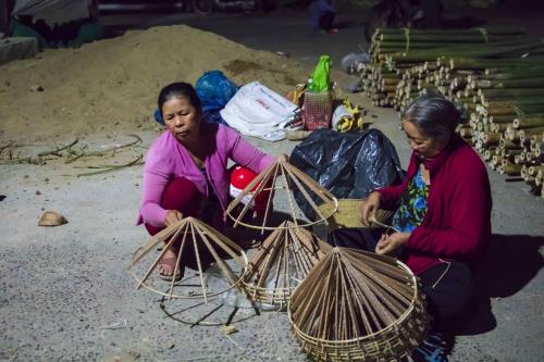 Độc đáo phiên chợ họp bằng đèn dầu có một không hai