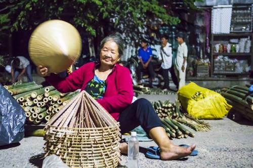 Độc đáo phiên chợ họp bằng đèn dầu có một không hai