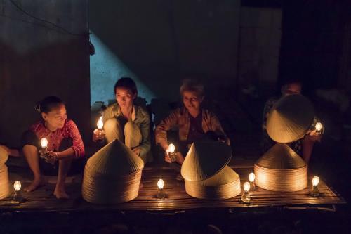 Độc đáo phiên chợ họp bằng đèn dầu có một không hai