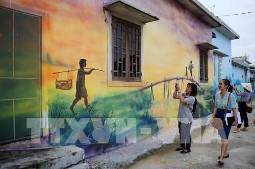 Làng chài Ngư Mỹ Thạnh hút khách từ những bức bích hoạ