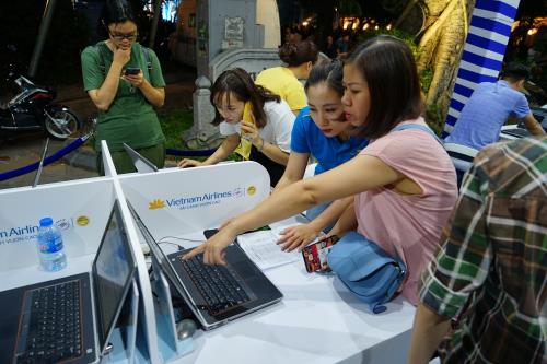 Người dân Hà Nội đón thu tại  Vietnam Airlines Festa 2019