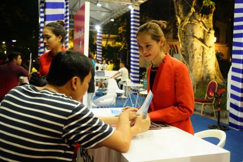 Người dân Hà Nội đón thu tại  Vietnam Airlines Festa 2019