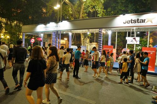 Người dân Hà Nội đón thu tại  Vietnam Airlines Festa 2019