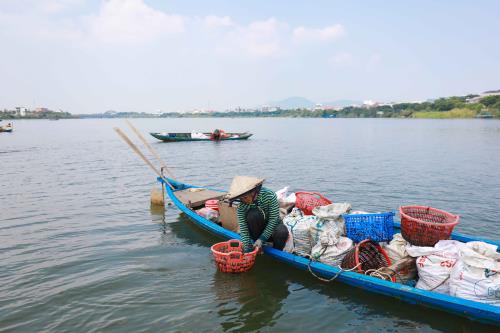 Ngâm mình nơi ngã ba sông bắt vẹm