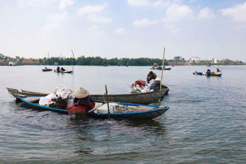 Ngâm mình nơi ngã ba sông bắt vẹm