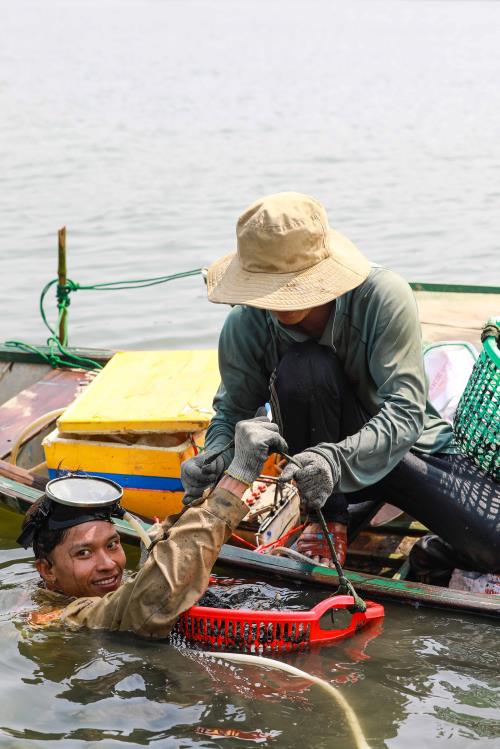 Ngâm mình nơi ngã ba sông bắt vẹm
