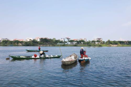 Ngâm mình nơi ngã ba sông bắt vẹm