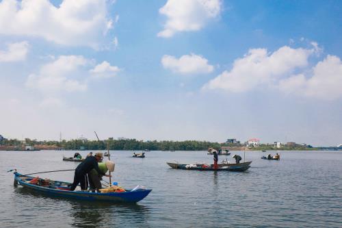 Ngâm mình nơi ngã ba sông bắt vẹm