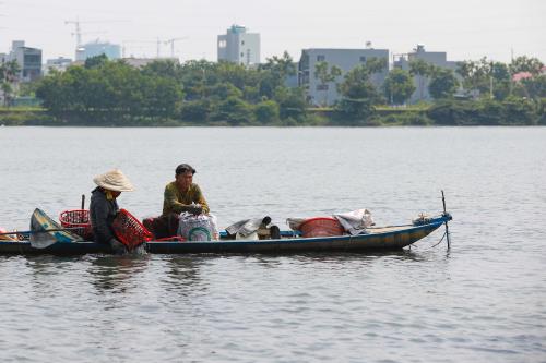 Ngâm mình nơi ngã ba sông bắt vẹm
