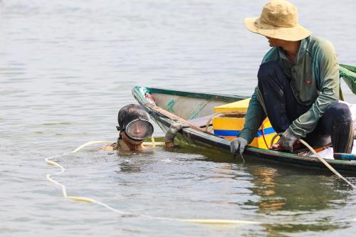 Ngâm mình nơi ngã ba sông bắt vẹm