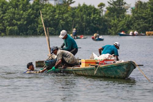 Ngâm mình nơi ngã ba sông bắt vẹm