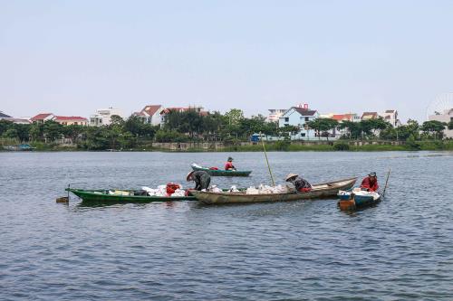 Ngâm mình nơi ngã ba sông bắt vẹm