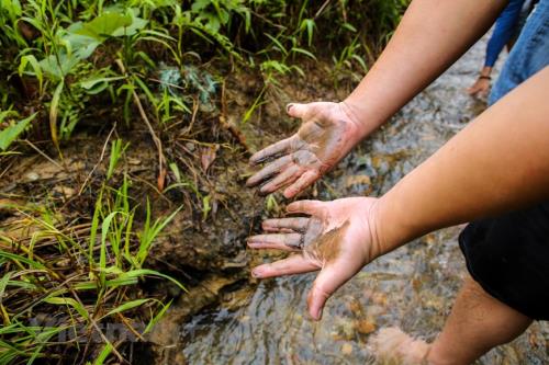 Cận cảnh dòng suối &rsquo;ngậm dầu&rsquo; dẫn vào nhà máy nước Sông Đà