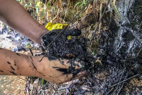 Cận cảnh dòng suối &rsquo;ngậm dầu&rsquo; dẫn vào nhà máy nước Sông Đà