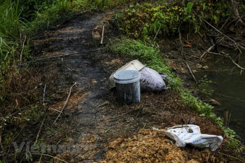 Cận cảnh dòng suối &rsquo;ngậm dầu&rsquo; dẫn vào nhà máy nước Sông Đà