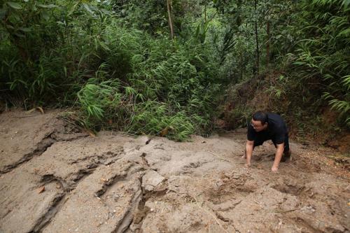 Cận cảnh dòng suối &rsquo;ngậm dầu&rsquo; dẫn vào nhà máy nước Sông Đà