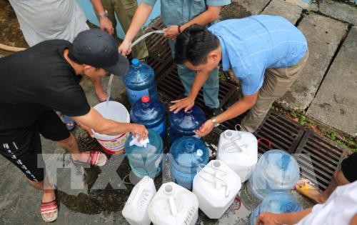 Người dân dùng mọi cách lấy nước miễn phí ở Nhà máy nước Hạ Đình