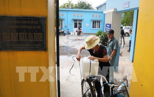 Người dân dùng mọi cách lấy nước miễn phí ở Nhà máy nước Hạ Đình