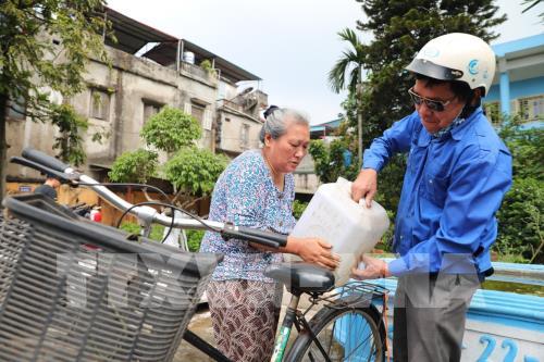 Người dân dùng mọi cách lấy nước miễn phí ở Nhà máy nước Hạ Đình