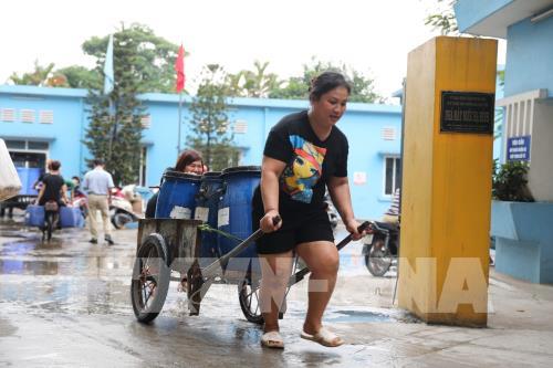 Người dân dùng mọi cách lấy nước miễn phí ở Nhà máy nước Hạ Đình