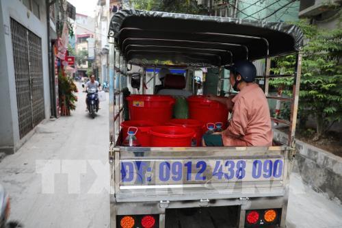 Người dân dùng mọi cách lấy nước miễn phí ở Nhà máy nước Hạ Đình