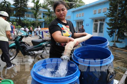 Người dân dùng mọi cách lấy nước miễn phí ở Nhà máy nước Hạ Đình