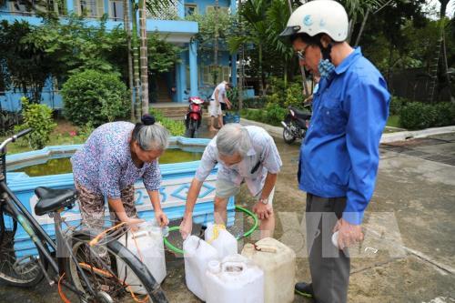 Người dân dùng mọi cách lấy nước miễn phí ở Nhà máy nước Hạ Đình