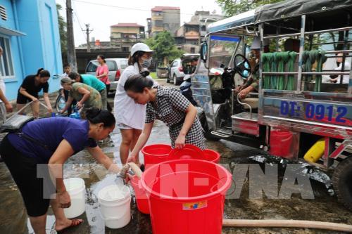 Người dân dùng mọi cách lấy nước miễn phí ở Nhà máy nước Hạ Đình